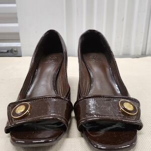 Tory Burch open toe brown patent leather show with gold accents; size 10 1/2